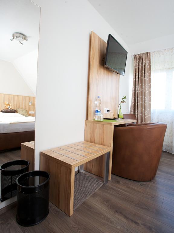 Hotel Reinhardtshof Garni Wolfschlugen Chambre photo