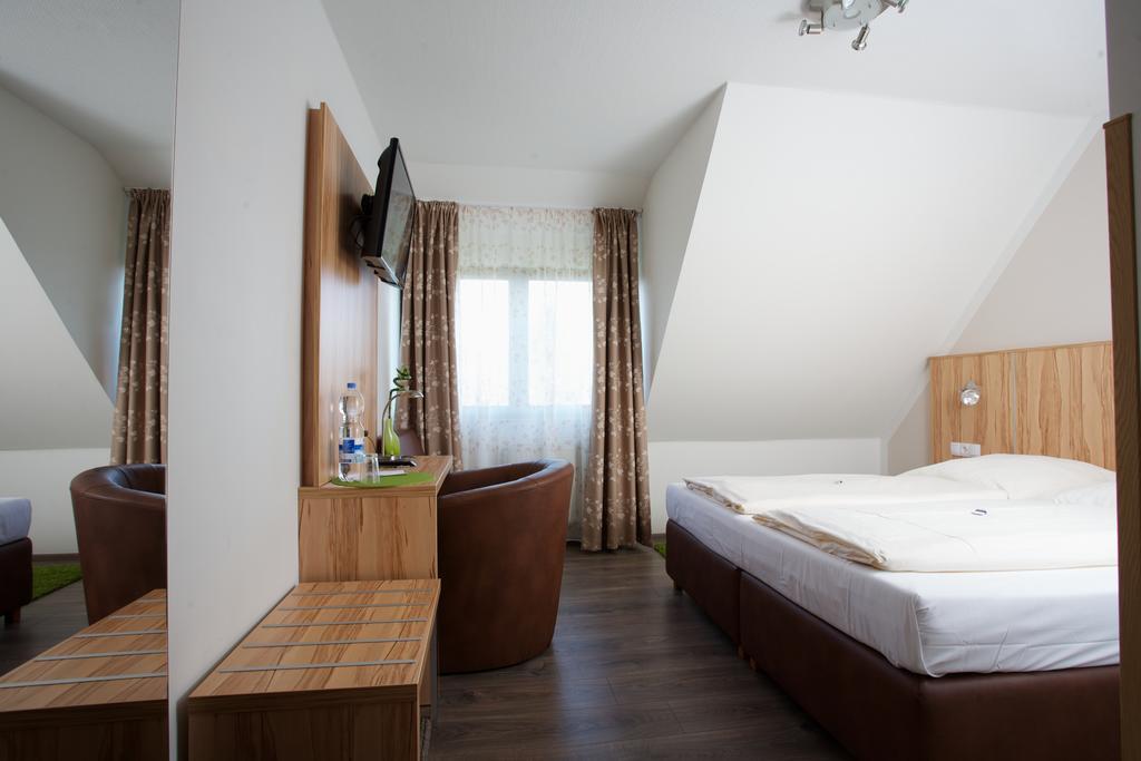 Hotel Reinhardtshof Garni Wolfschlugen Chambre photo