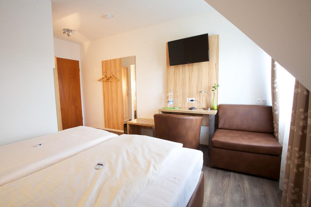 Hotel Reinhardtshof Garni Wolfschlugen Chambre photo