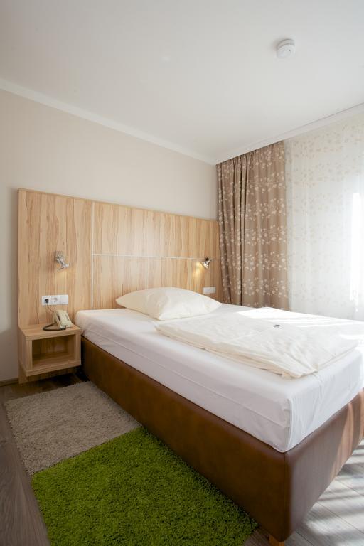Hotel Reinhardtshof Garni Wolfschlugen Chambre photo