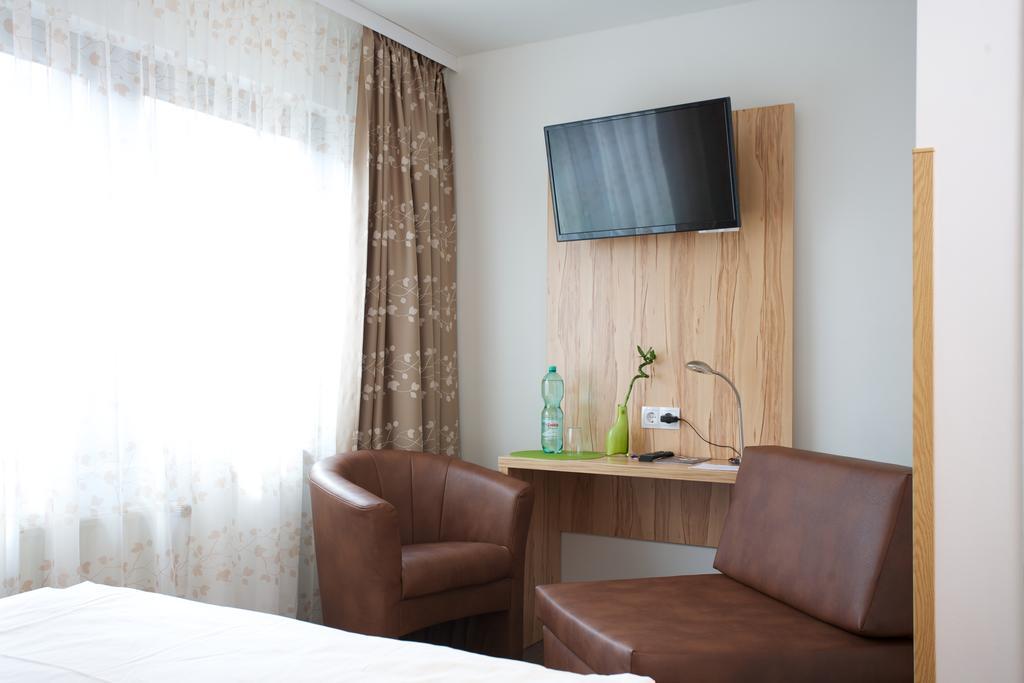 Hotel Reinhardtshof Garni Wolfschlugen Chambre photo