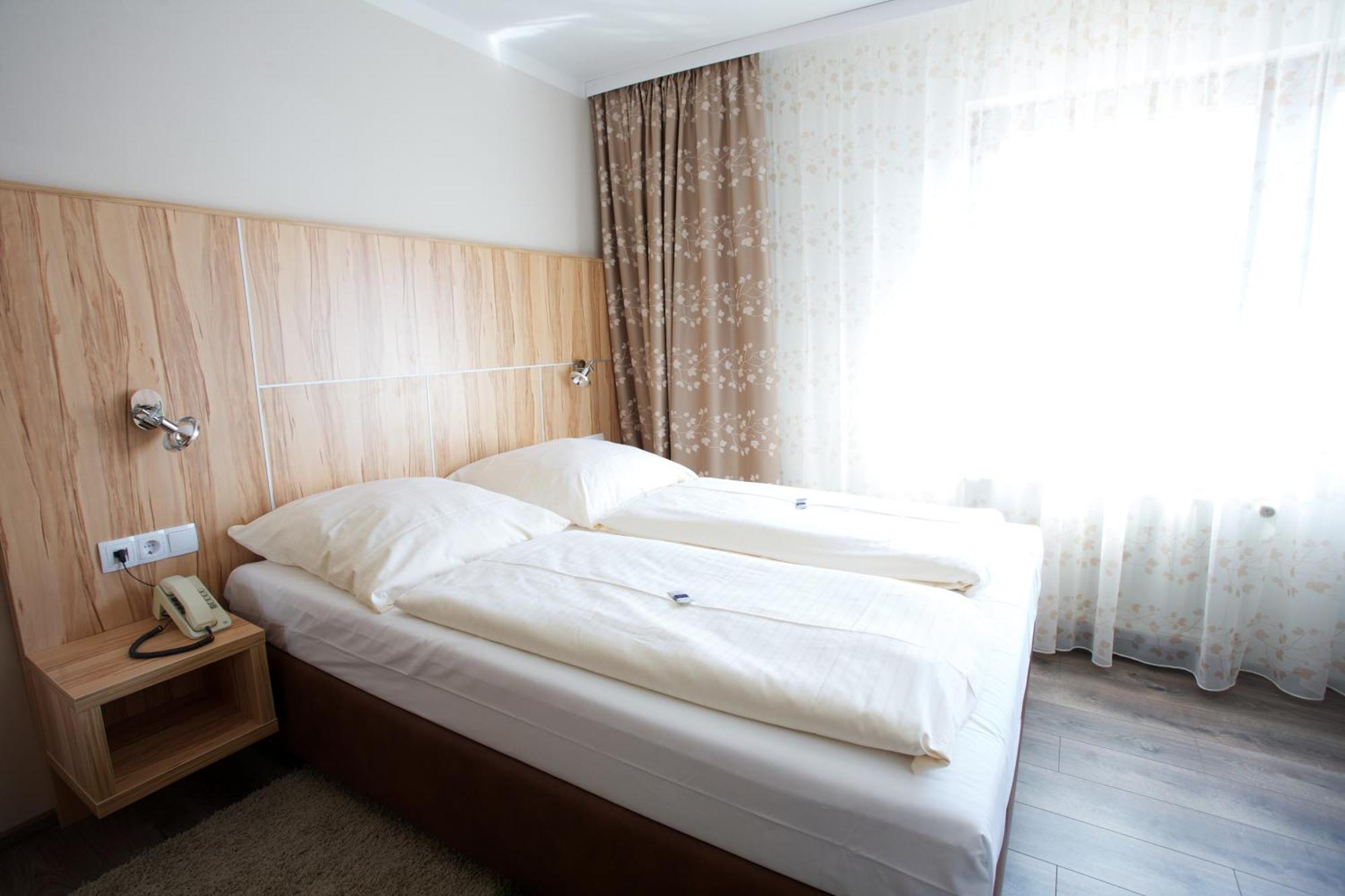 Hotel Reinhardtshof Garni Wolfschlugen Chambre photo