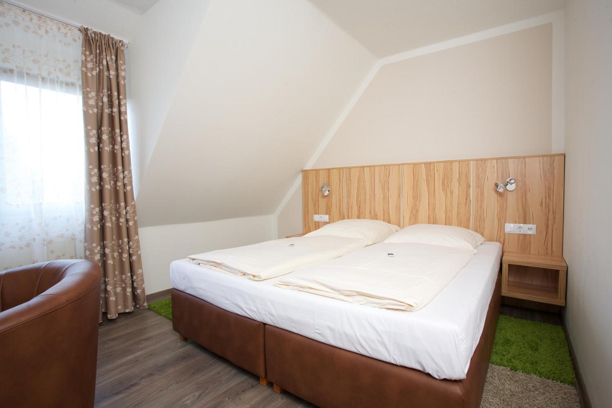 Hotel Reinhardtshof Garni Wolfschlugen Chambre photo