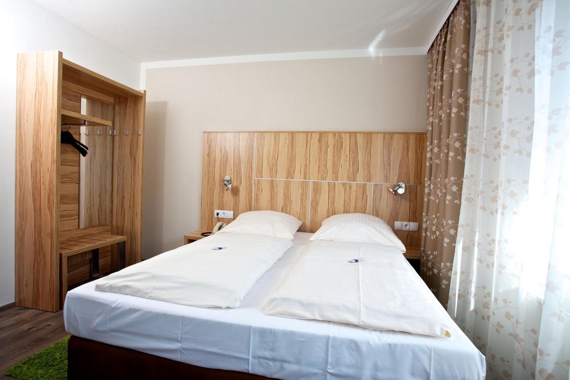 Hotel Reinhardtshof Garni Wolfschlugen Chambre photo