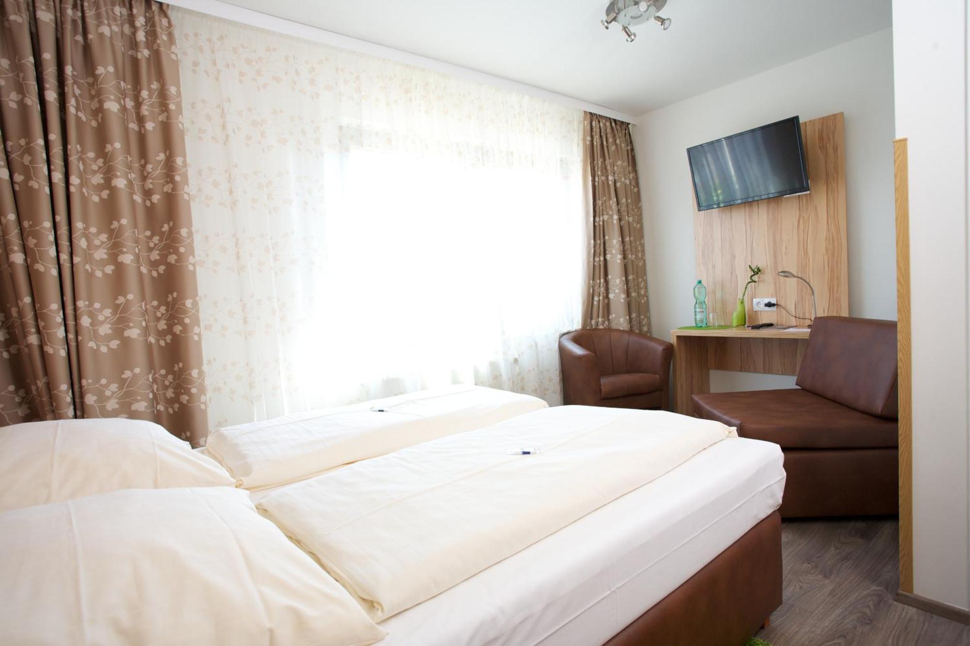 Hotel Reinhardtshof Garni Wolfschlugen Chambre photo